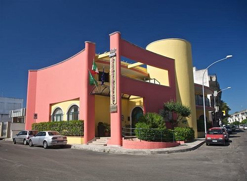 Lo Scacciapensieri Hotel & Restaurant Monteroni di Lecce Bagian luar foto