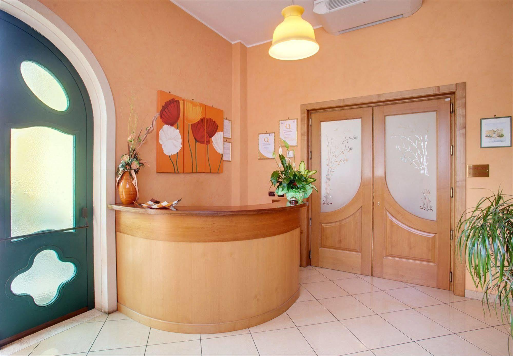 Lo Scacciapensieri Hotel & Restaurant Monteroni di Lecce Bagian luar foto
