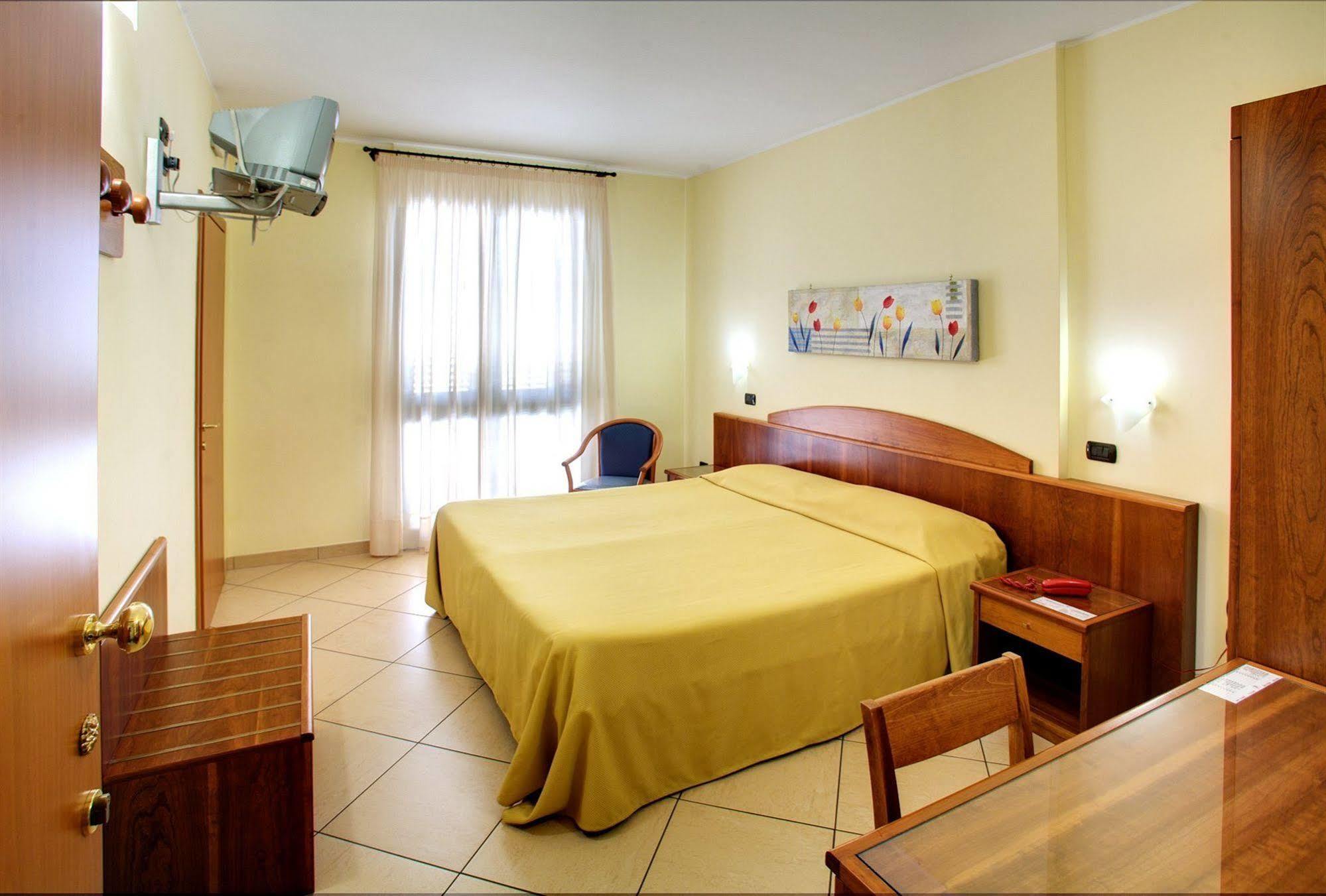 Lo Scacciapensieri Hotel & Restaurant Monteroni di Lecce Bagian luar foto