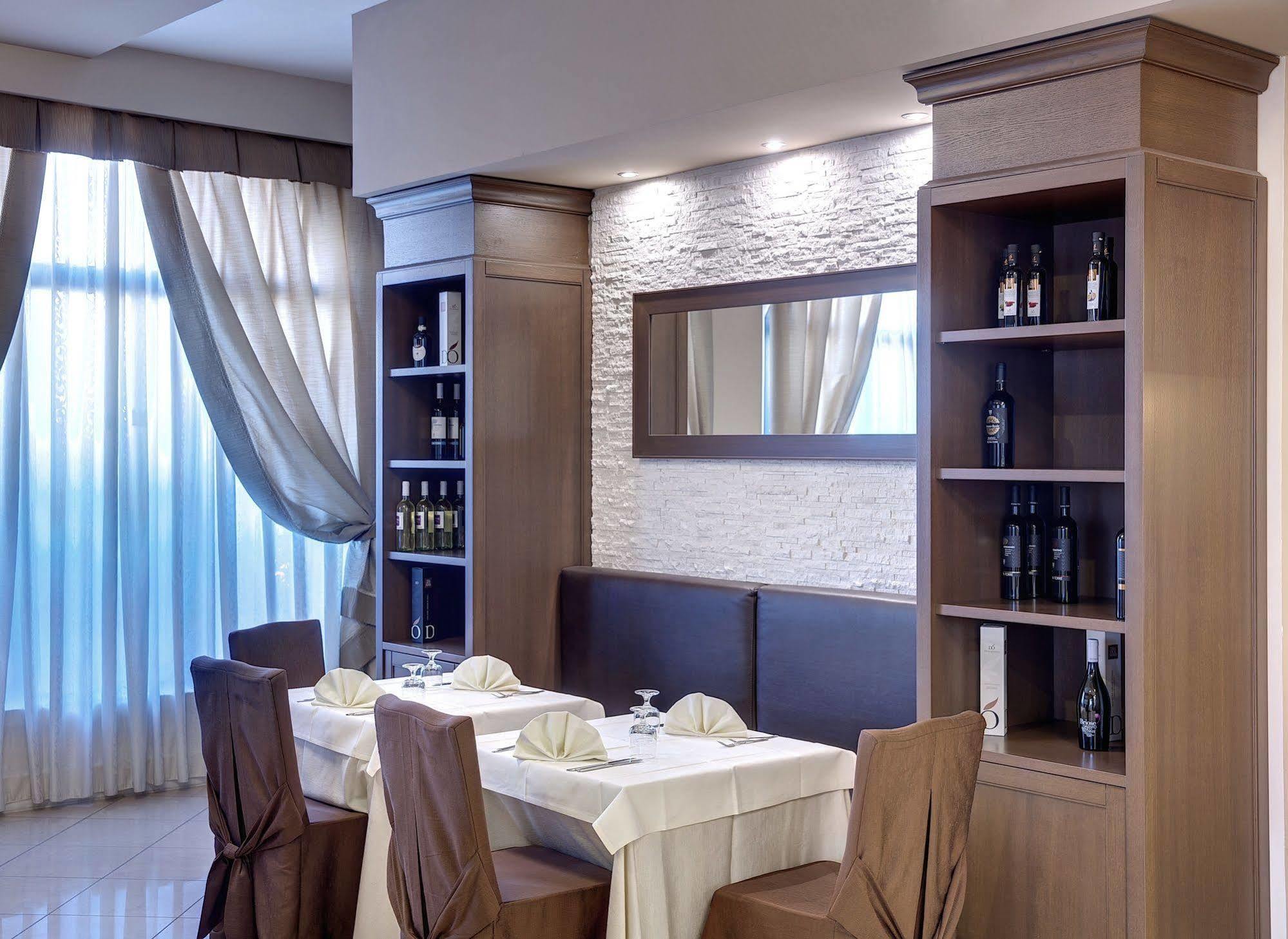 Lo Scacciapensieri Hotel & Restaurant Monteroni di Lecce Bagian luar foto