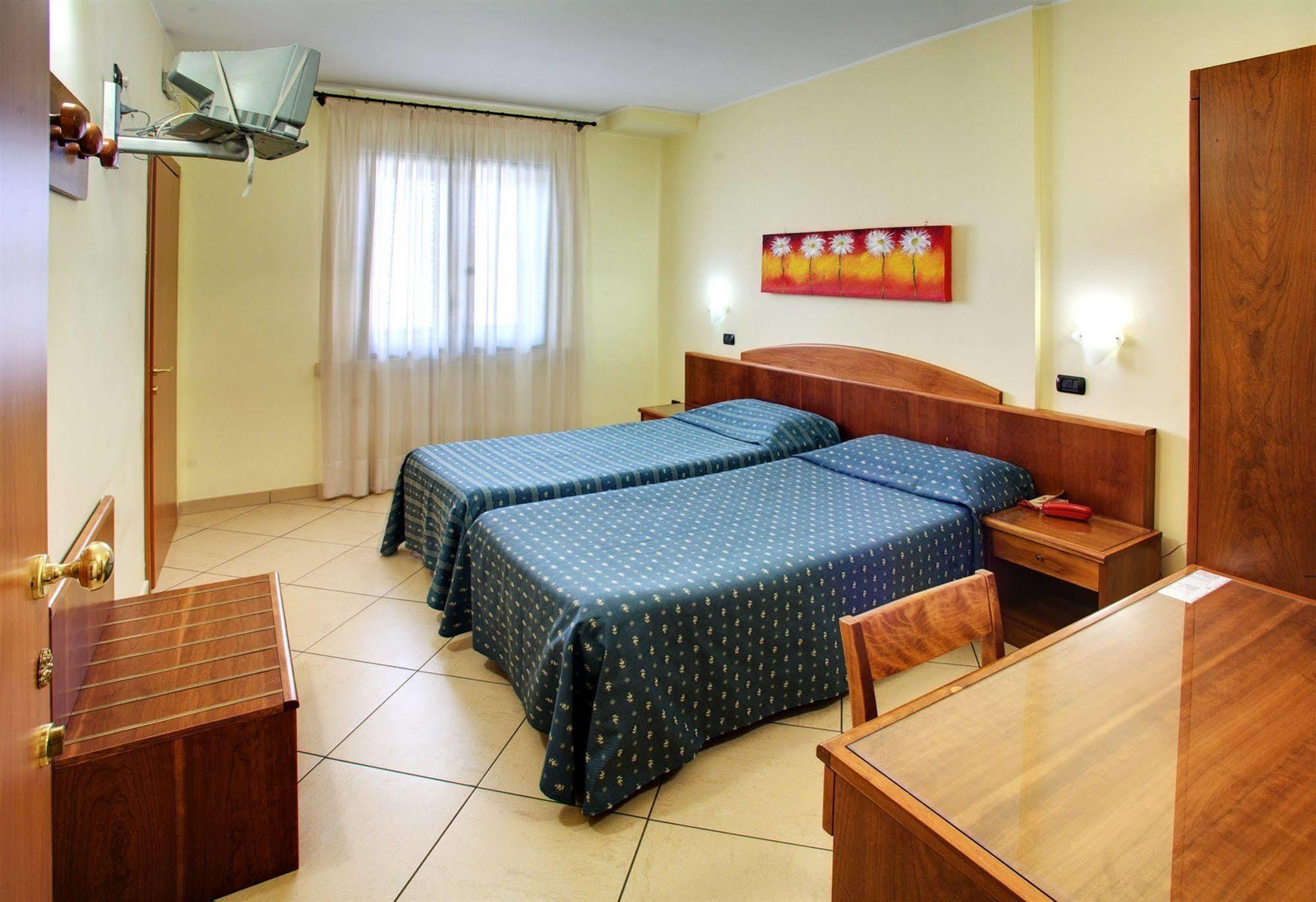 Lo Scacciapensieri Hotel & Restaurant Monteroni di Lecce Bagian luar foto