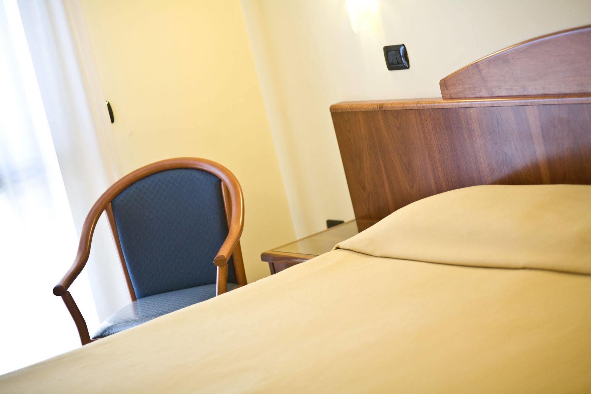 Lo Scacciapensieri Hotel & Restaurant Monteroni di Lecce Bagian luar foto