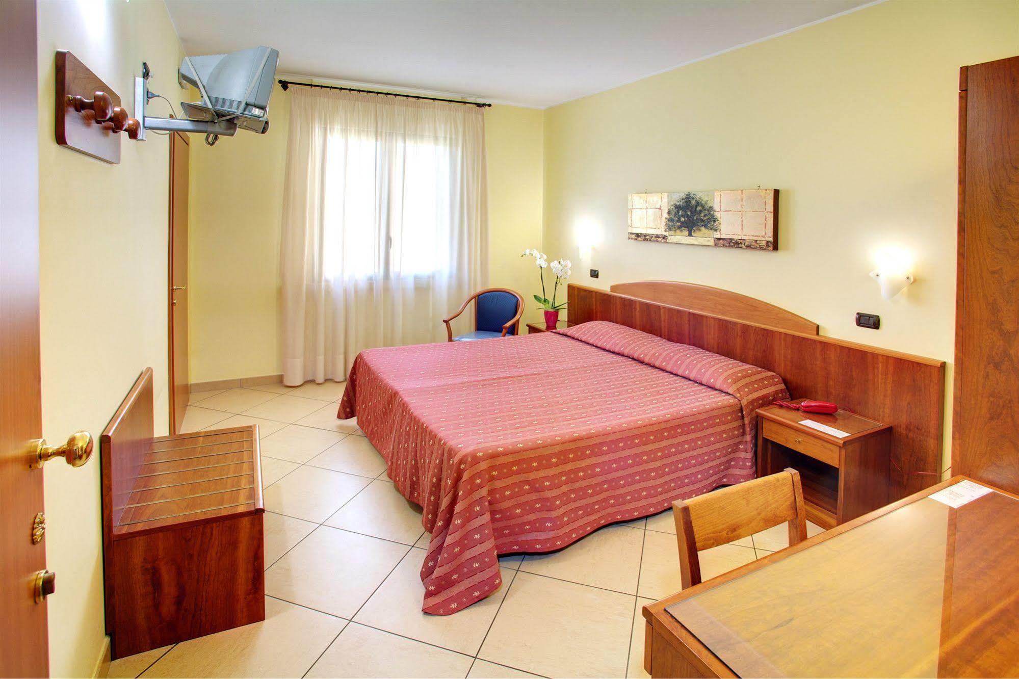 Lo Scacciapensieri Hotel & Restaurant Monteroni di Lecce Bagian luar foto