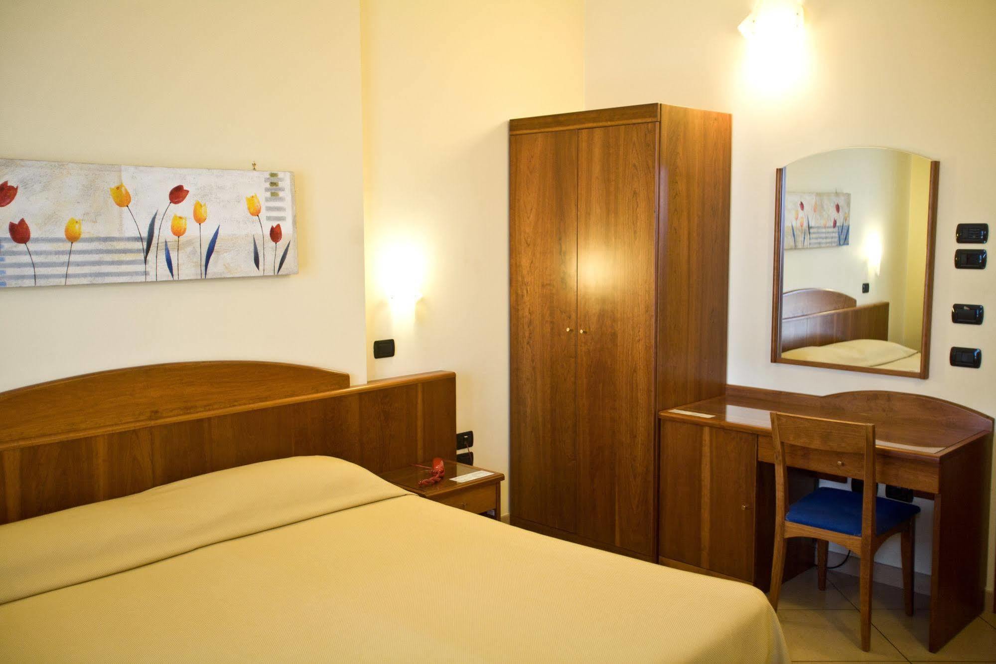 Lo Scacciapensieri Hotel & Restaurant Monteroni di Lecce Bagian luar foto