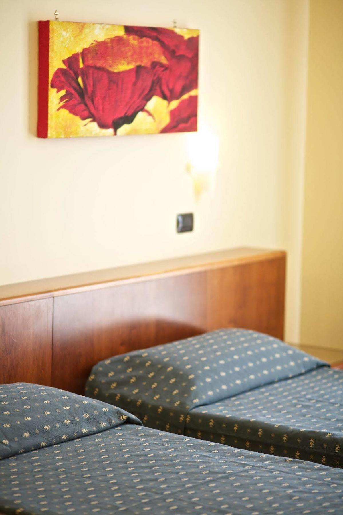 Lo Scacciapensieri Hotel & Restaurant Monteroni di Lecce Bagian luar foto