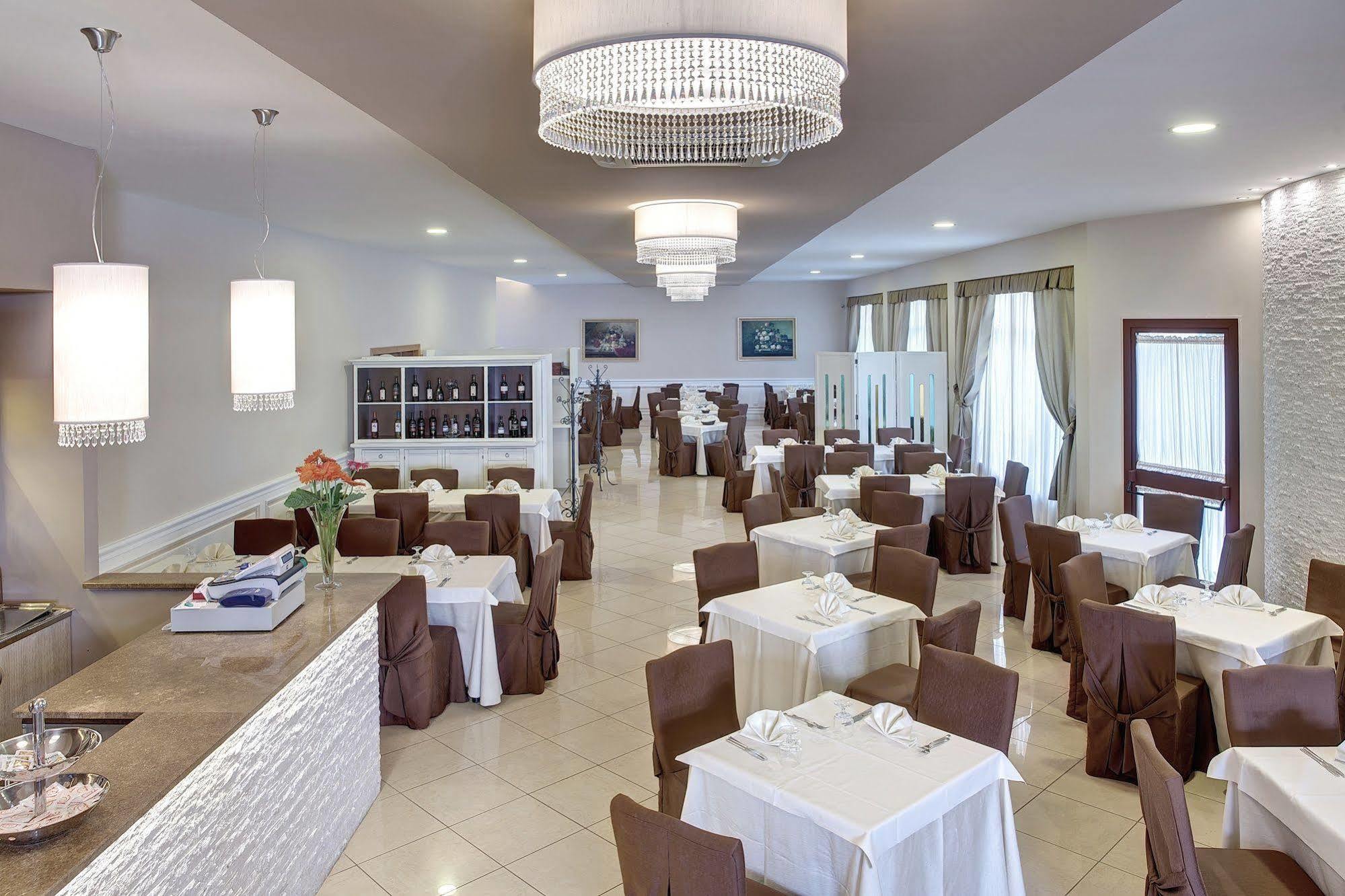 Lo Scacciapensieri Hotel & Restaurant Monteroni di Lecce Bagian luar foto