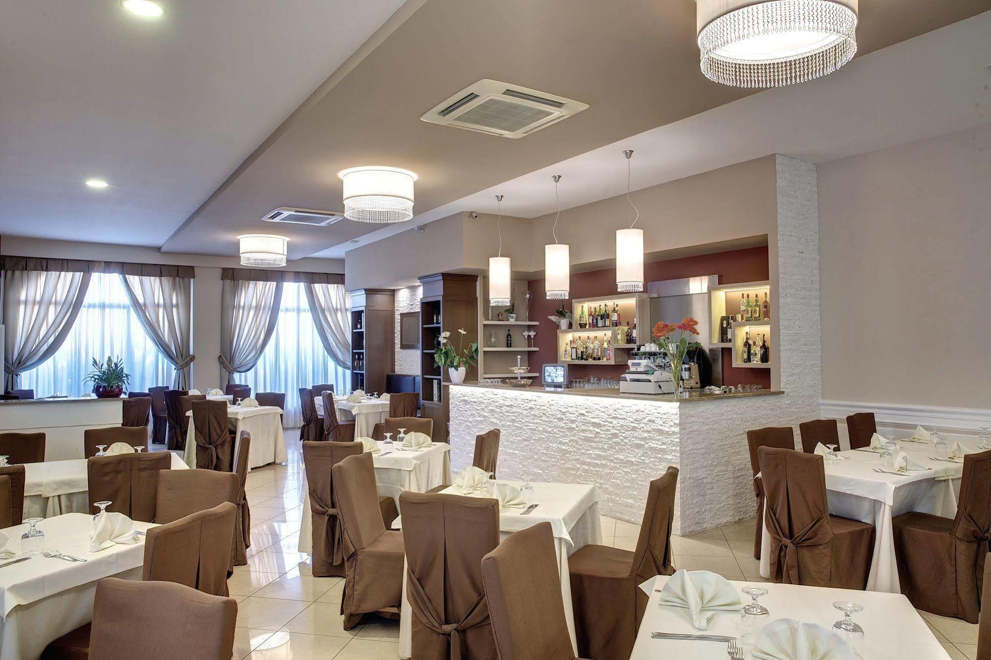 Lo Scacciapensieri Hotel & Restaurant Monteroni di Lecce Bagian luar foto
