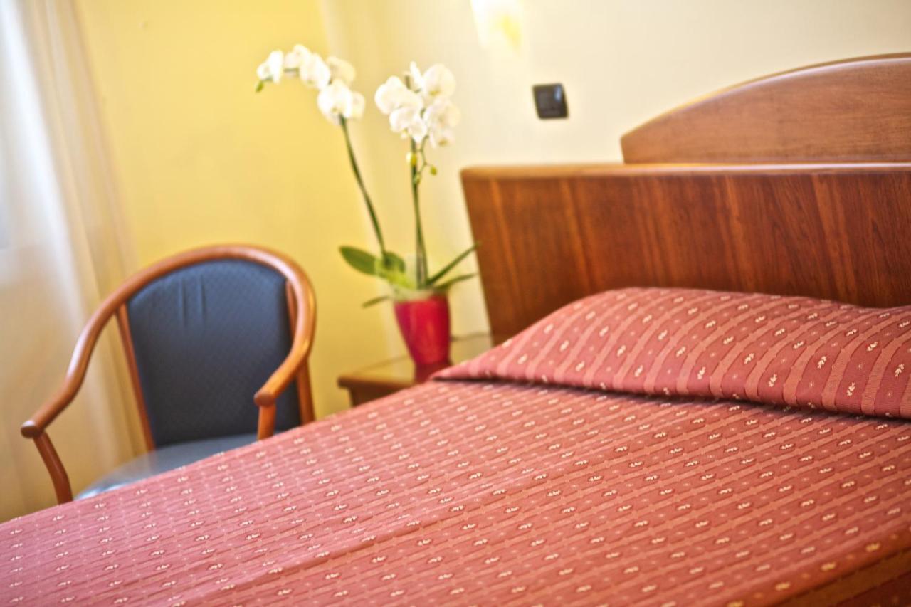 Lo Scacciapensieri Hotel & Restaurant Monteroni di Lecce Bagian luar foto